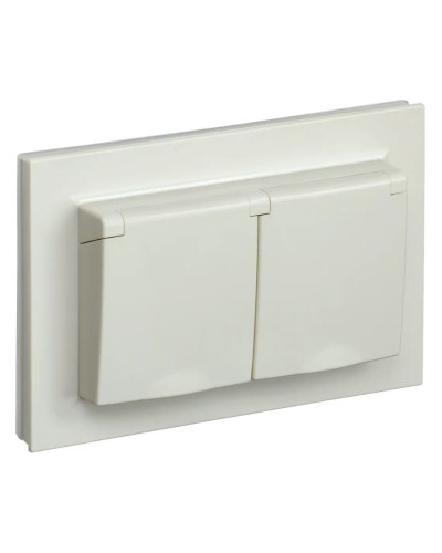 Розетка 2-местная с з/к РСбш12-3-44-БрКр бежевый BRITE (BR-R26-16-44-K10-F). Розетка с заземлением с защитными шторками и крышкой в сборе. IEK в Коломне